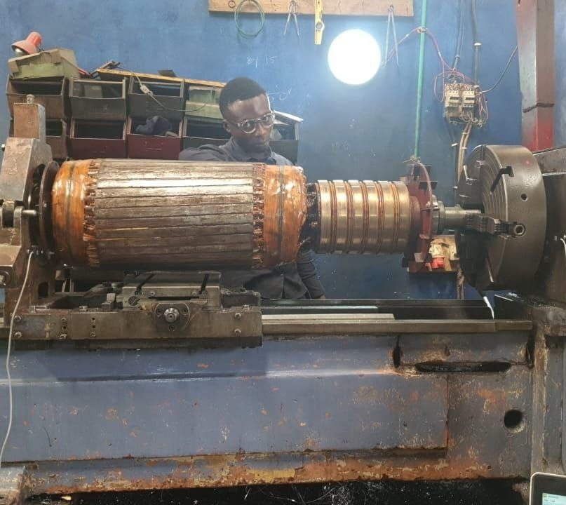 Vyvažovanie rotora veľkého elektromotora: technik vykonáva dynamické vyvažovanie na špecializovanom stroji