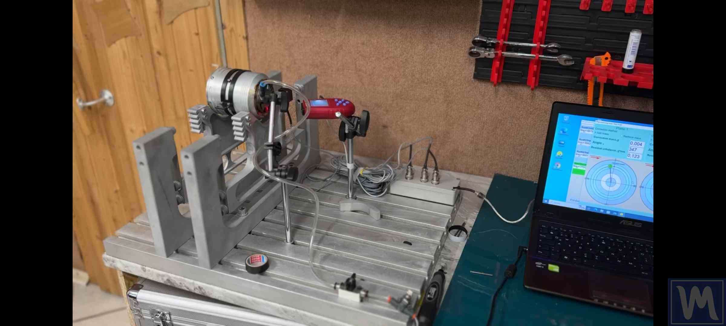 Rotor parnej turbíny na vyvažovacom stroji v dielni