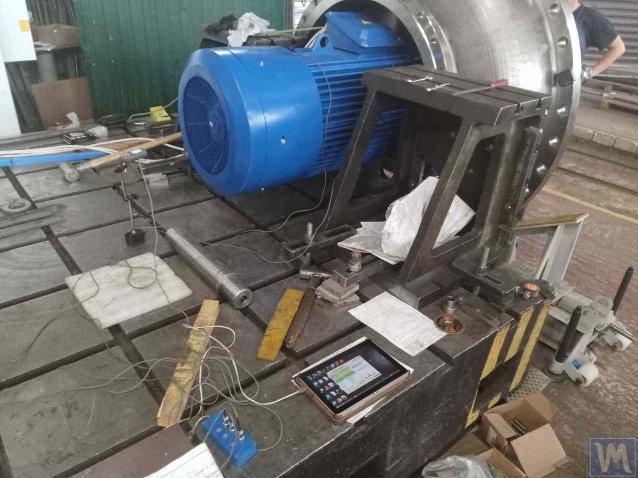 Vyvažovanie priemyselného ventilátora: umiestnené vibračné snímače, laserový tachometer, tablet so spusteným diagnostickým softvérom