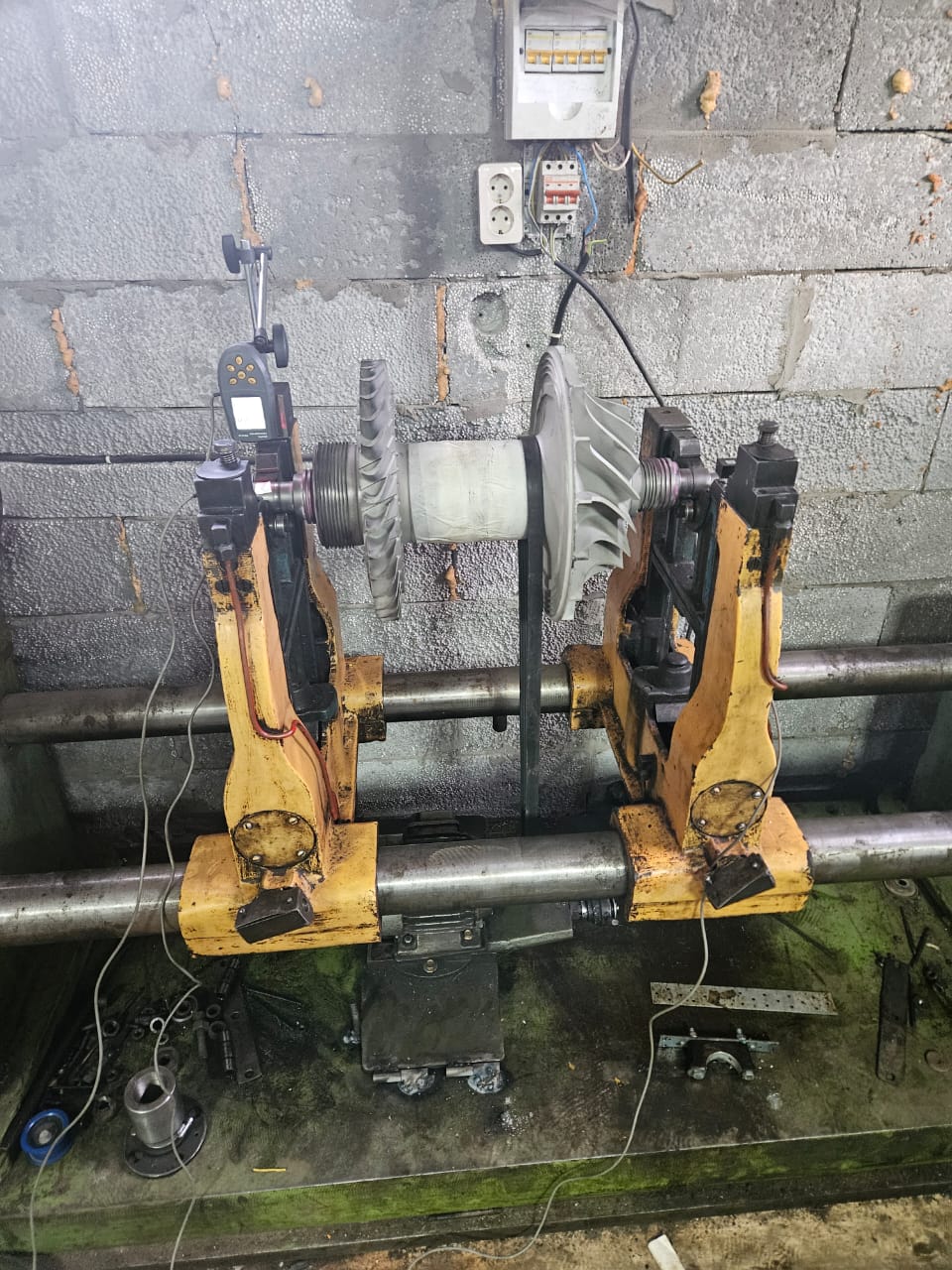 Modernizovaný vyvažovací stojan s Balanset-1A OEM pracujúci na rotore.