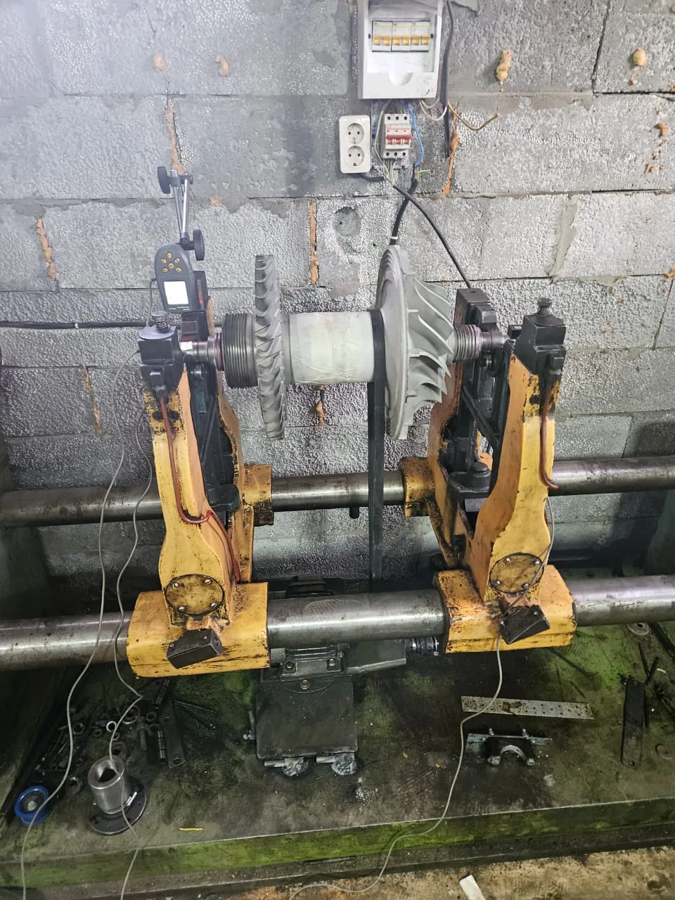 Modernizovaný vyvažovací stojan s Balanset-1A OEM pracujúci na rotore.