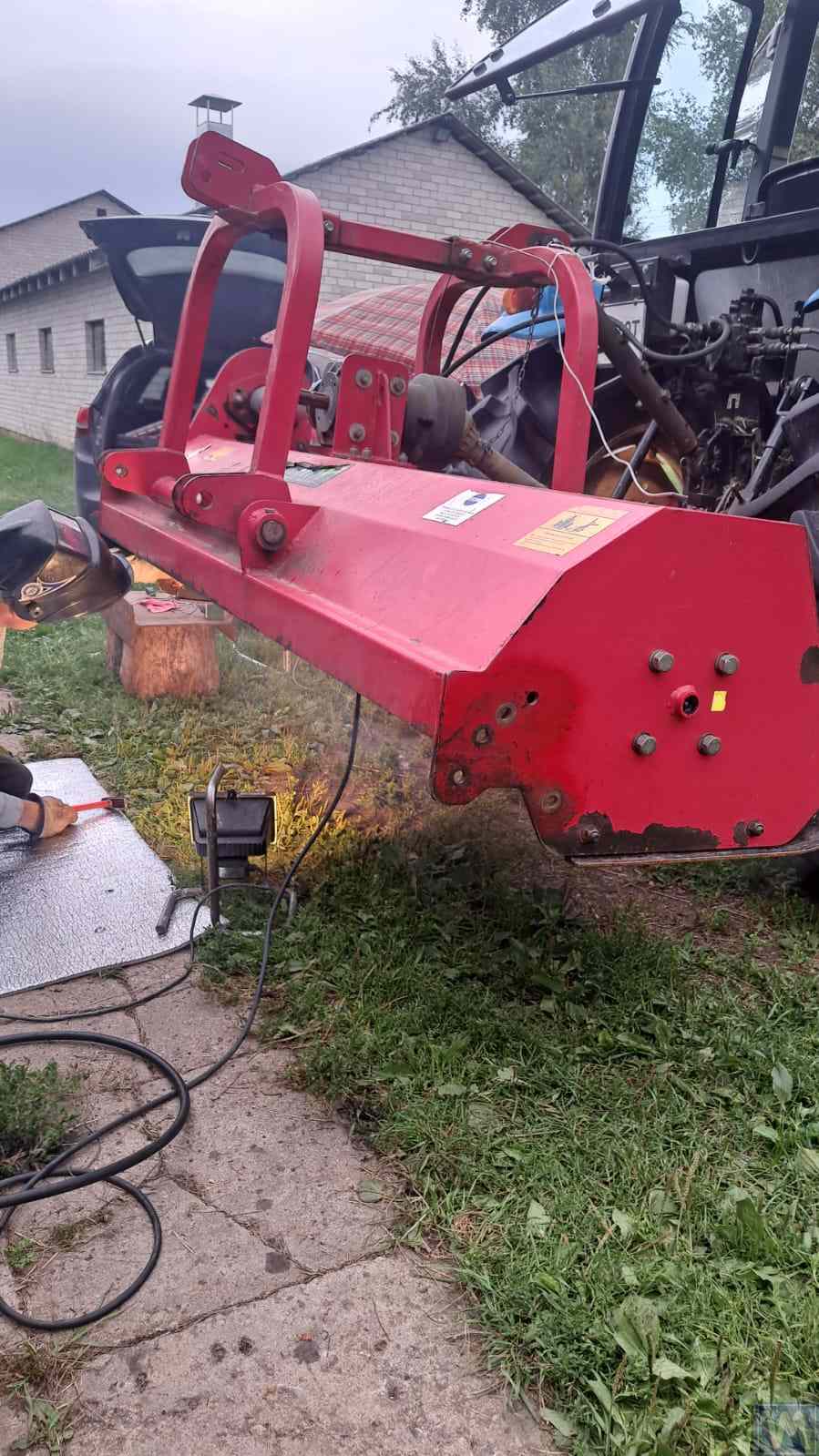 Inžinier Vibromera počas vyvažovania mulčera