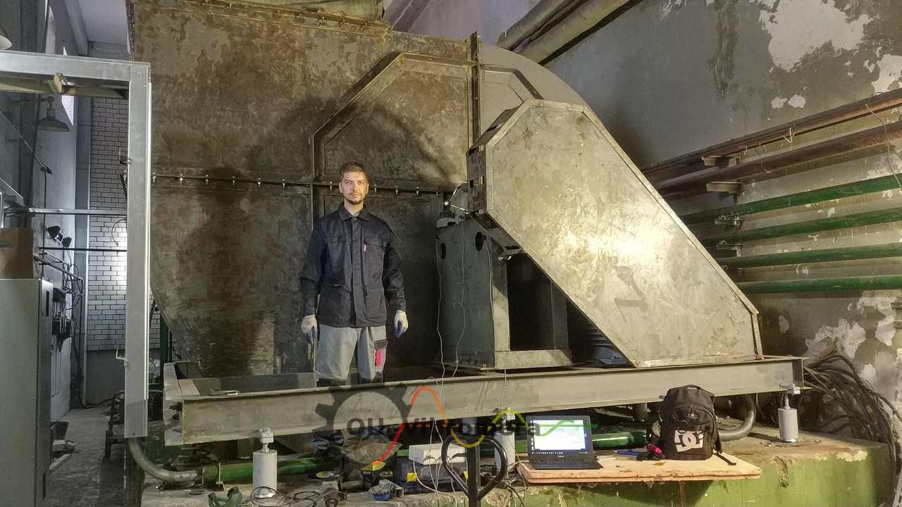 Technik vykonávajúci vyvažovanie priemyselného ventilátora na mieste pomocou prenosného vybavenia